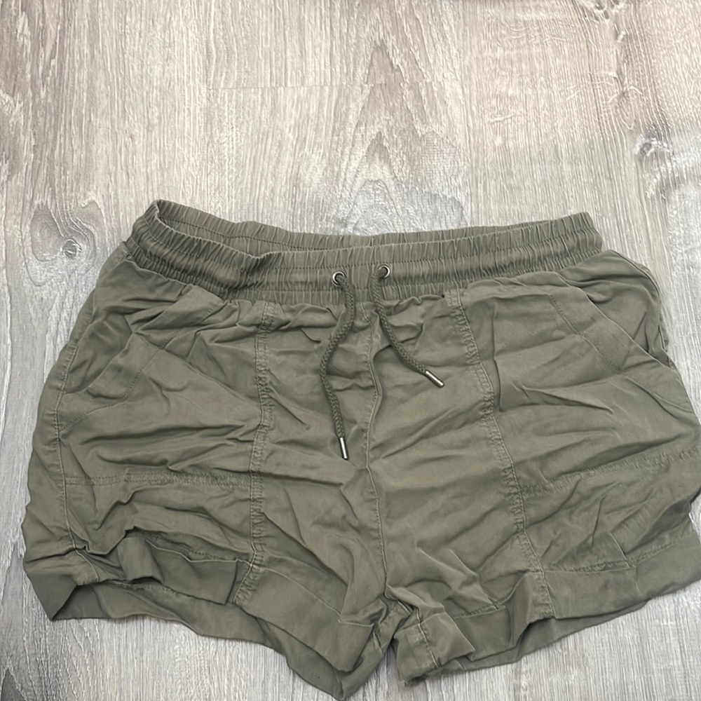 Universal thread dark green shorts